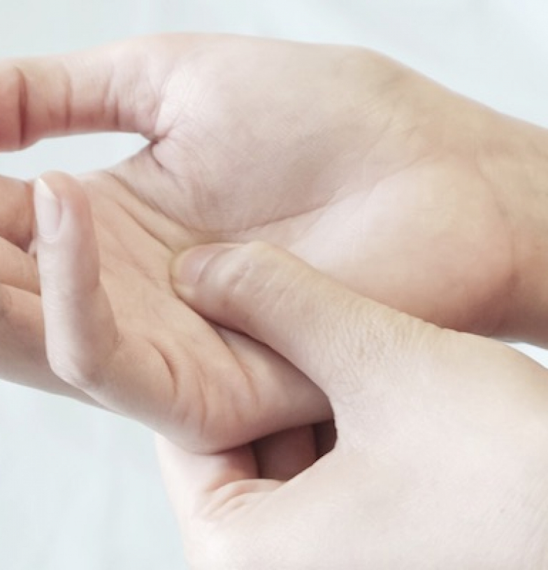 hands-784x815